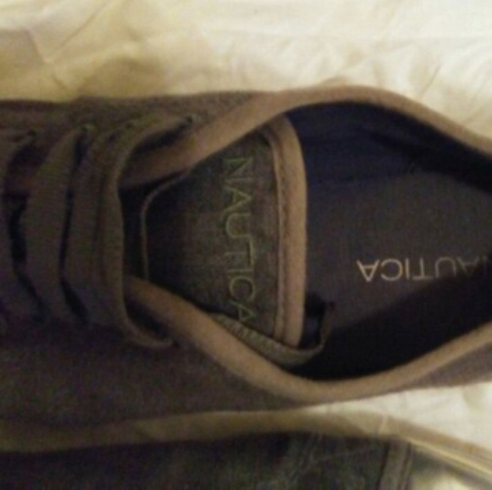 Cute Silver-Toed Nautica Shoes - Picture 3 of 4